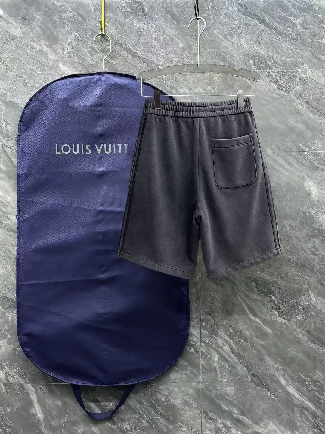 Balenciaga's three-standard complete 2026 summer New Arrival men's casual shorts, advanced custom-made Breathable fabric, Breathable fabric, extremely stretchy and comfortable, impeccable details, top-grade accessories, original logo design concept, delicate and soft feel! The upper body fit is awesome! Size: M-XXXL Please state your height and weight when ordering